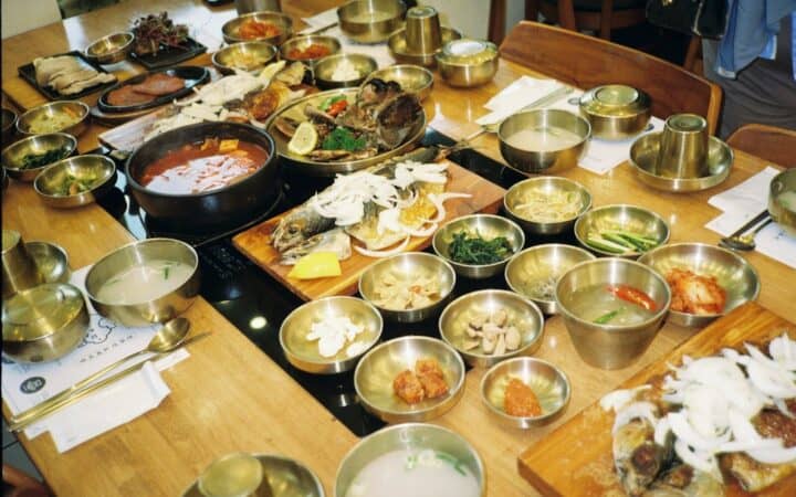 Comida coreana: mesa con banchan y platos para compartir