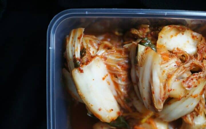 Receta de kimchi: col china fermentada en un recipiente