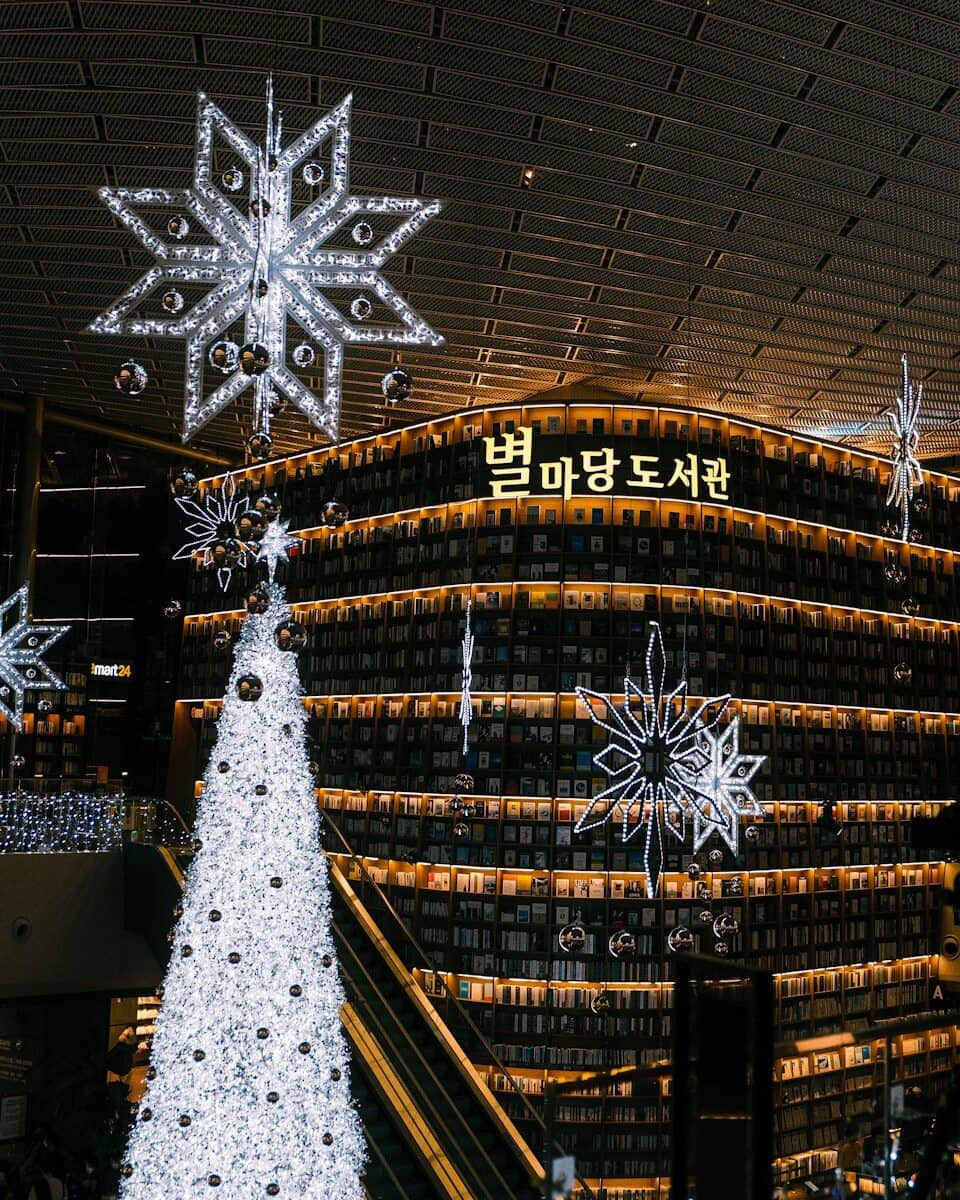 Árbol de Navidad y estrellas luminosas en la biblioteca Starfield del COEX, Seúl