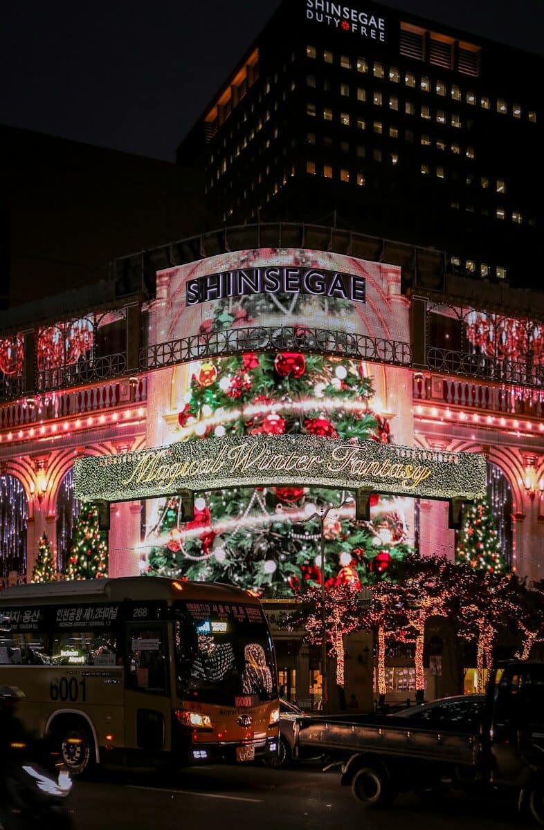 Fachada navideña iluminada del gran almacén Shinsegae en Myeongdong, Seúl