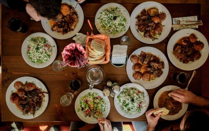 Mesa con platos coreanos listos para servir