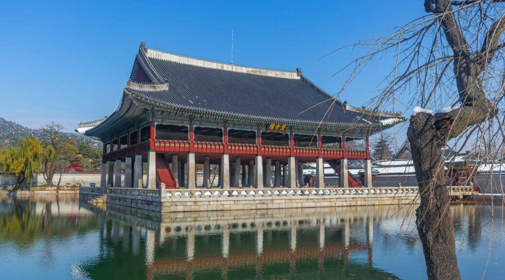 Pabellón Gyeonghoeru del palacio Gyeongbokgung de Seúl con nieve en invierno