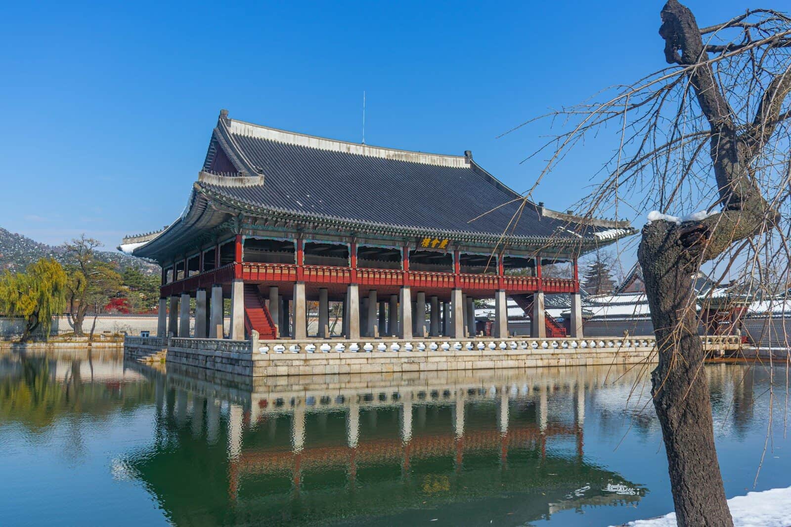 Pabellón Gyeonghoeru del palacio Gyeongbokgung de Seúl con nieve en invierno