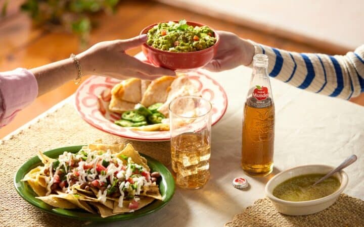 Compartiendo platos de comida coreana en la mesa