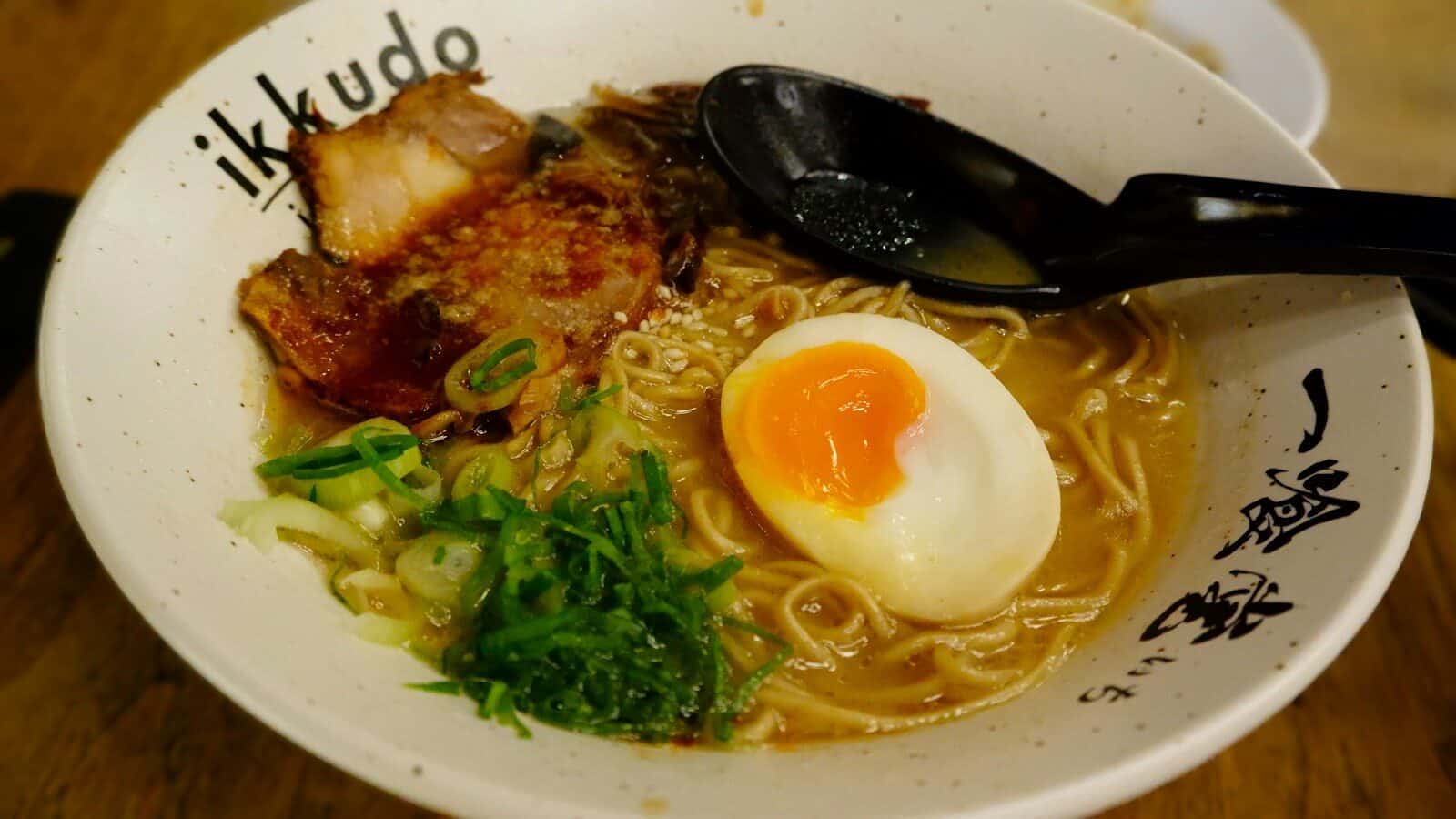 Ramen japonés con chashu, huevo marinado ajitama y cebolleta