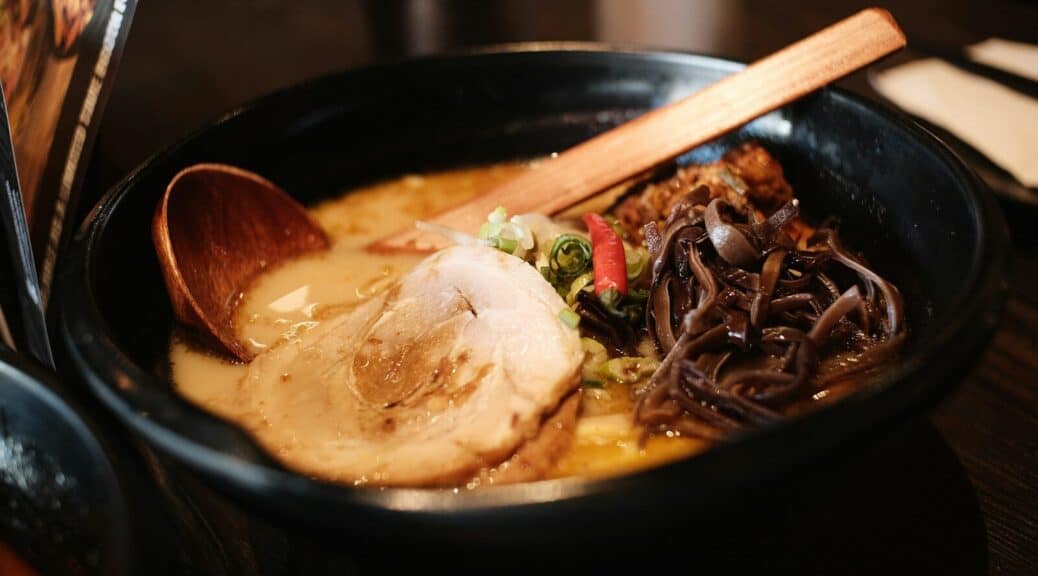 Tazón de ramen japonés con chashu y caldo de cerdo
