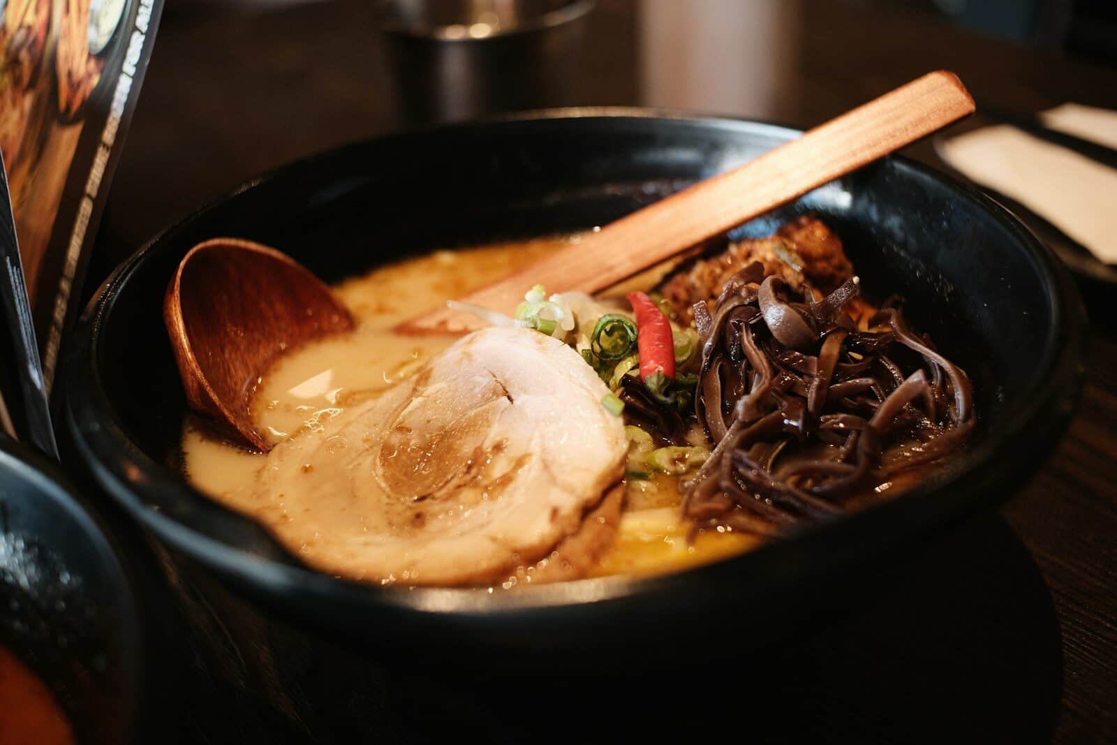 Tazón de ramen japonés con chashu y caldo de cerdo
