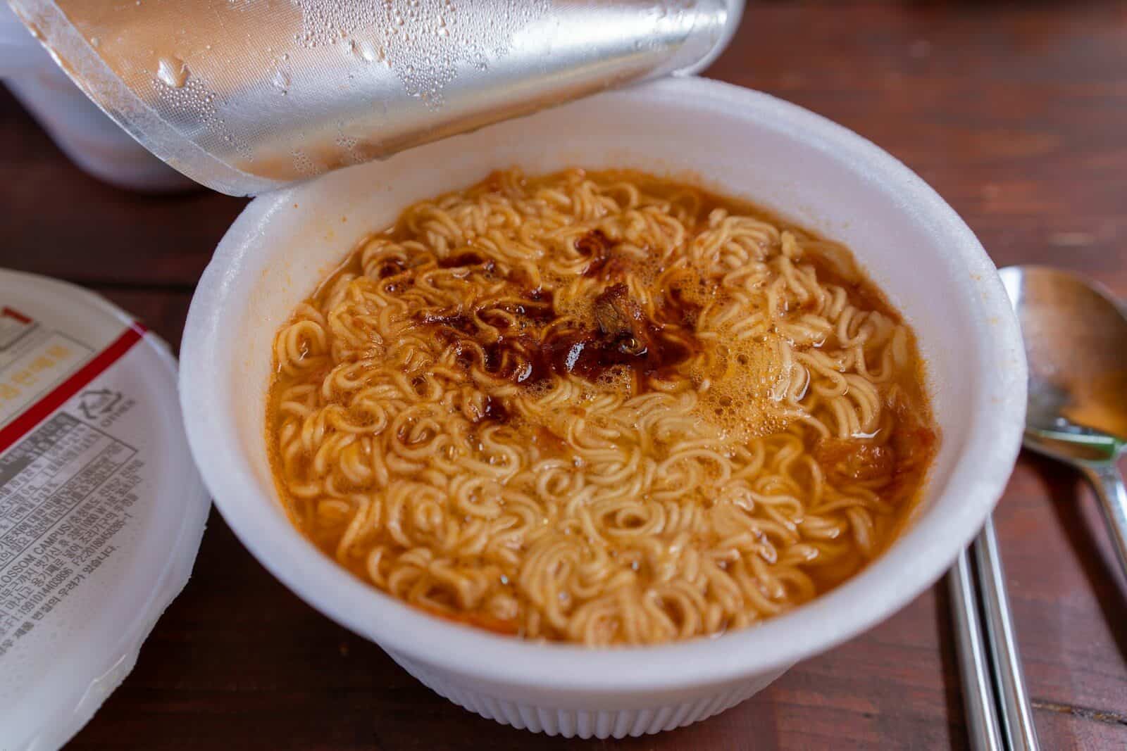 Ramyeon coreano instantáneo con caldo picante de guindilla